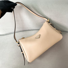 Carregar imagem no visualizador da galeria, Prada Aimee bag
