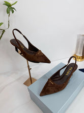 Carregar imagem no visualizador da galeria, dark brown suede slingback pump from Prada
