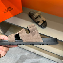 Carregar imagem no visualizador da galeria, Sandália &quot;Chypre &quot; Hermès Marrom Camurça
