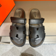 Carregar imagem no visualizador da galeria, Sandália &quot;Chypre &quot; Hermès Preta
