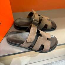 Carregar imagem no visualizador da galeria, Sandália &quot;Chypre &quot; Hermès Marrom Camurça

