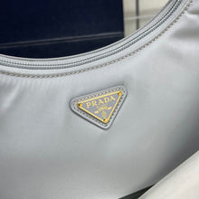 Carregar imagem no visualizador da galeria, Bolsa Prada mini Re-Edition 2000
