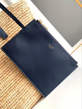 Carregar imagem no visualizador da galeria, Bolsa CELINE Medium supple panier in raffia and calfskin
