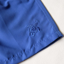 Carregar imagem no visualizador da galeria, Shorts de Banho Masculino com Estampa Reativa à Água Vilebrequin – Ronde des Tortues Azul
