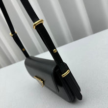 Carregar imagem no visualizador da galeria, Prada Cleo Shoulder Bag
