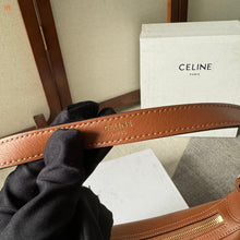 Carregar imagem no visualizador da galeria, Celine Heloïse Cuir Triomphe Brown
