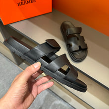 Carregar imagem no visualizador da galeria, Sandália &quot;Chypre &quot; Hermès Preta
