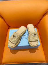 Carregar imagem no visualizador da galeria, Prada Sandália flatform em crochê
