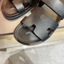 Carregar imagem no visualizador da galeria, Sandália &quot;Chypre &quot; Hermès Preta

