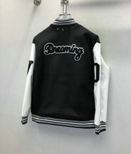Cargar imagen en el visor de la galería, Chaqueta universitaria negra y blanca

