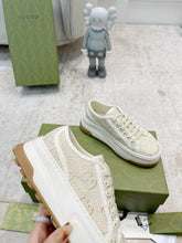 Carregar imagem no visualizador da galeria, Gucci And Ebony GG Canvas Cream

