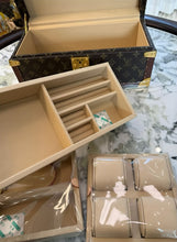 Carregar imagem no visualizador da galeria, Bau Cofre Tresor 24 Louis Vuitton
