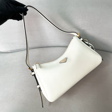 Carregar imagem no visualizador da galeria, Prada Aimee bag white
