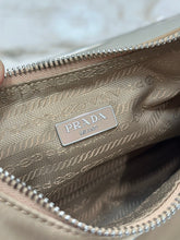 Carregar imagem no visualizador da galeria, Bolsa Prada mini Re-Edition 2000
