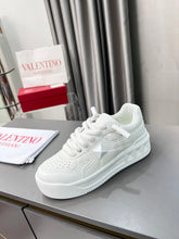 Carregar imagem no visualizador da galeria, Valentino One Stud XL White
