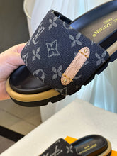 Carregar imagem no visualizador da galeria, Chinelo Flatform Pool Pillow Black
