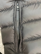 Carregar imagem no visualizador da galeria, MONCLER SLEEVELESS - BOURNE WHITE \ BLACK
