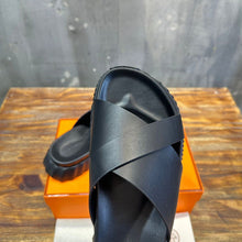 Carregar imagem no visualizador da galeria, Hermes Sandal Infra Black
