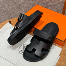Carregar imagem no visualizador da galeria, Hermes Chypre Sandal Noir Calfskin Leather
