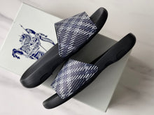 Carregar imagem no visualizador da galeria, Chinela Burberry Storm blue

