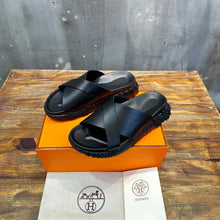 Carregar imagem no visualizador da galeria, Hermes Sandal Infra Black
