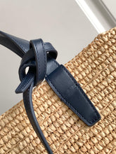 Carregar imagem no visualizador da galeria, Bolsa CELINE Medium supple panier in raffia and calfskin

