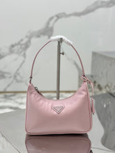 Carregar imagem no visualizador da galeria, Bolsa Prada mini Re-Edition 2000
