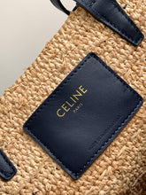 Carregar imagem no visualizador da galeria, Bolsa CELINE Medium supple panier in raffia and calfskin
