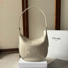 Carregar imagem no visualizador da galeria, Celine Heloïse Cuir Triomphe Off White

