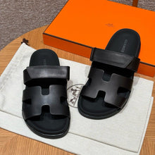 Carregar imagem no visualizador da galeria, Hermes Chypre Sandal Noir Calfskin Leather
