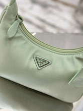 Carregar imagem no visualizador da galeria, Bolsa Prada mini Re-Edition 2000
