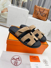 Carregar imagem no visualizador da galeria, Hermes Chypre Sandal Beige Calfskin Leather
