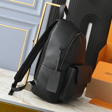 Carregar imagem no visualizador da galeria, Mochila All Black Louis Vuitton Signature
