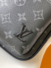 Cargar imagen en el visor de la galería, Bolsa Avenue Sling Bag Monograma Eclipse Black
