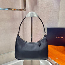 Carregar imagem no visualizador da galeria, Bolsa Prada mini Re-Edition 2000
