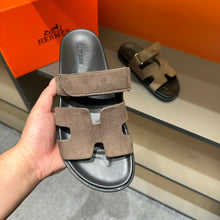 Carregar imagem no visualizador da galeria, Sandália &quot;Chypre &quot; Hermès Marrom Camurça
