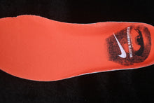 Carregar imagem no visualizador da galeria, Nike Vomero Premium x Melitta Baumeister Total Orange Chalk .
