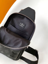 Cargar imagen en el visor de la galería, Bolsa Avenue Sling Bag Monograma Eclipse Black
