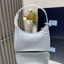 Carregar imagem no visualizador da galeria, Bolsa Prada mini Re-Edition 2000
