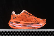 Carregar imagem no visualizador da galeria, Nike Vomero Premium x Melitta Baumeister Total Orange Chalk .
