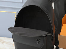 Carregar imagem no visualizador da galeria, Mochila All Black Louis Vuitton Signature
