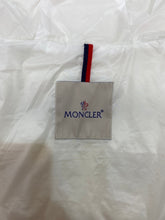 Carregar imagem no visualizador da galeria, MONCLER SLEEVELESS - BOURNE WHITE \ BLACK
