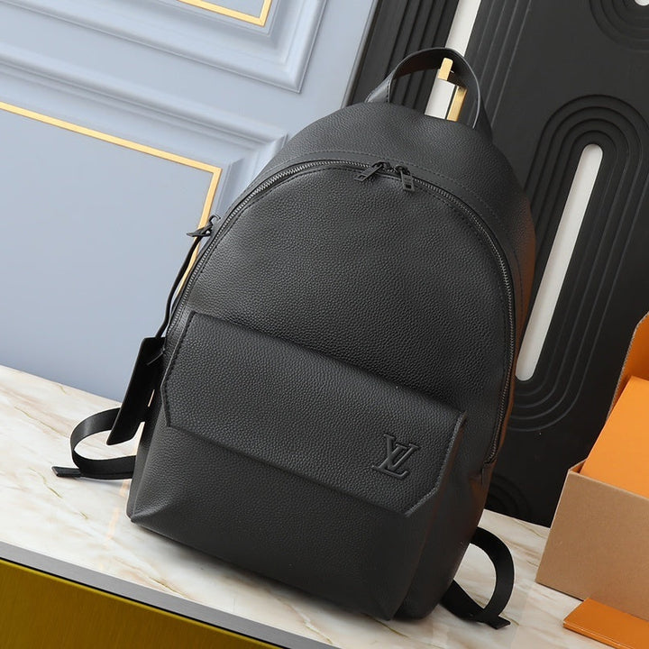 Mochila completamente negra con la firma Louis Vuitton