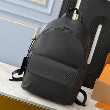 Carregar imagem no visualizador da galeria, Mochila All Black Louis Vuitton Signature
