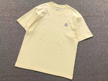 Carregar imagem no visualizador da galeria, T-Shorts Moncler Beige
