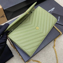Carregar imagem no visualizador da galeria, Saint Laurent Should Bag Green Clean
