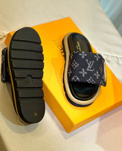 Carregar imagem no visualizador da galeria, Chinelo Flatform Pool Pillow Black
