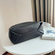 Carregar imagem no visualizador da galeria, Bolsa Burberry Preta Small Highlands Shoulder Bag
