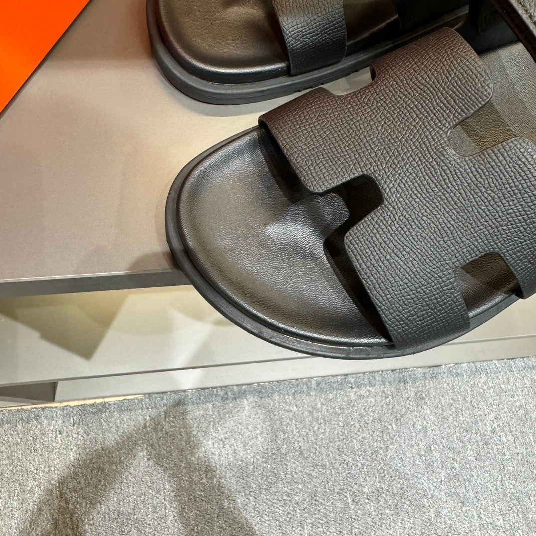 Sandália "Chypre " Hermès Preta Caviar