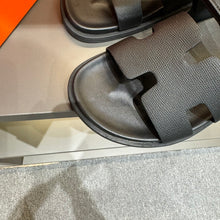 Carregar imagem no visualizador da galeria, Sandália &quot;Chypre &quot; Hermès Preta Caviar
